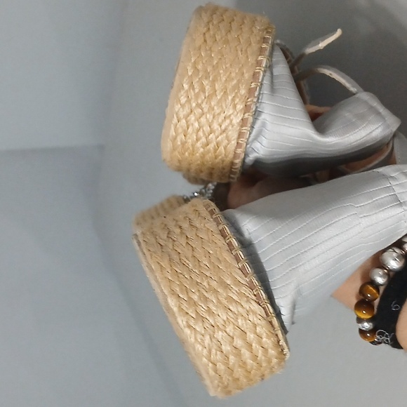 Embellished Floral Sandals ,size 41, fits size 10, made In Colombia, pre-owned - Picture 7 of 7